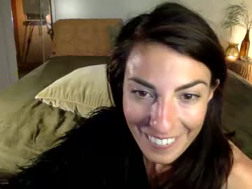 girl
        _milkandhoney_ cam image #1197509