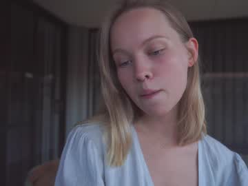 girl
        bibi_it_is cam image #519143