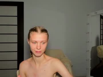 girl
        phoebepaw cam image #3210493