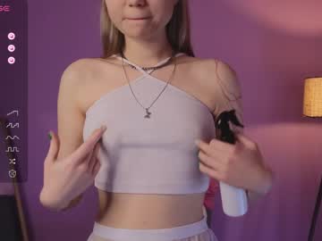 girl
        alisia_spinnet cam image #2069660