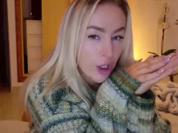 girl
        christinasiemone cam image #3668315
