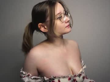 girl
        moon_milking cam image #1941698