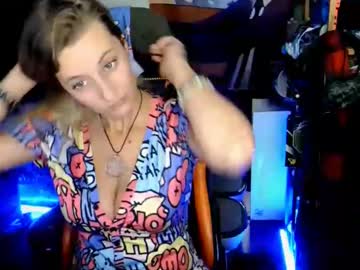 girl
        yoursecretgirlfriend963 cam image #2856203