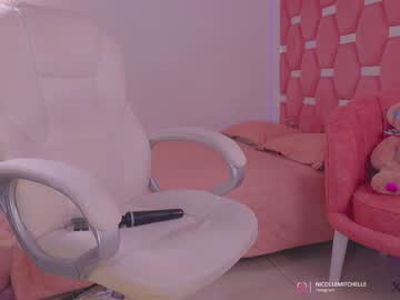 girl
        nicolle_mitchelle cam image #2821811