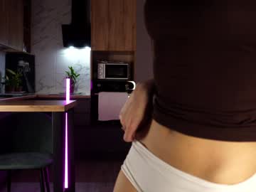 girl
        emilybatee cam image #4619405