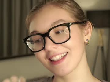 girl
        gillianelletson cam image #3776653