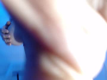 girl
        sweat_mia cam image #3781369
