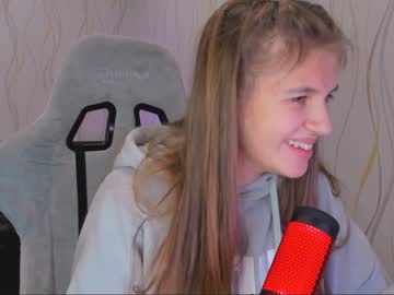 girl
        kylie_mine cam image #81001