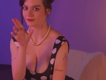 girl
        lorienn cam image #4205117