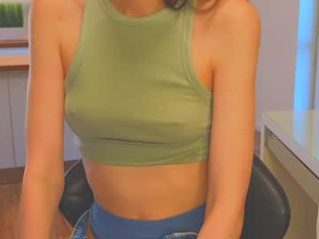 girl
        lucettagibbard cam image #3304965