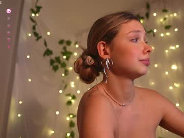 girl
        april_blush cam image #3469341