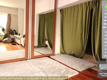 girl
        monkeylina cam image #1615624