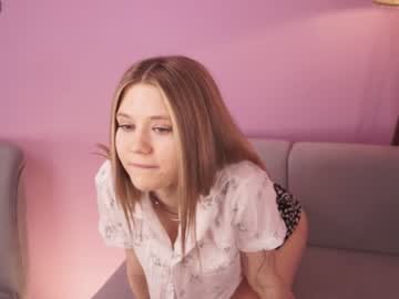 girl
        alisia_spinnet cam image #2189752