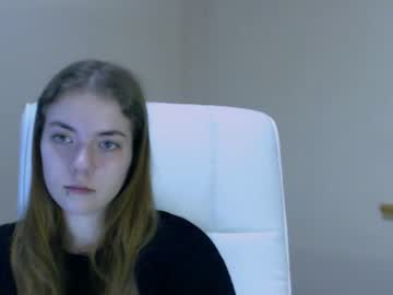 girl
        zoey_deuttch cam image #557199