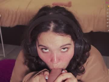 girl
        chery_lady22 cam image #1373960