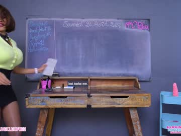 girl
        livecleo cam image #1512927