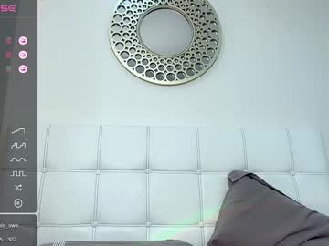 girl
        siberian_siren cam image #3590020