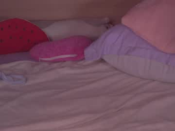 girl
        kittenmoon_ cam image #1492567