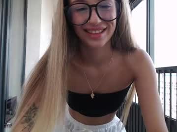 girl
        toolateforu cam image #3124686