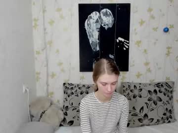 girl
        phoebepaw cam image #2214577