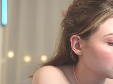 girl
        april_blush cam image #2616477