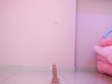 girl
        little_effy18_ cam image #4053910