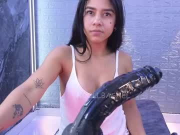 girl
        nicollbashel cam image #4330662