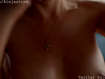 girl
        alejastorm cam image #2890926