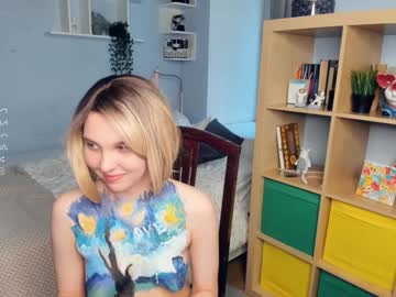 girl
        summer_lilac cam image #3323722