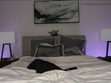 couple
        ari_lovexo cam image #104570