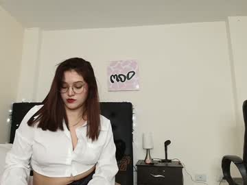 girl
        amabella_w cam image #3835632