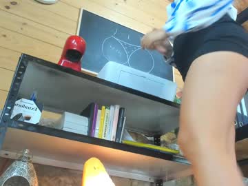 girl
        daily_stories cam image #1528507