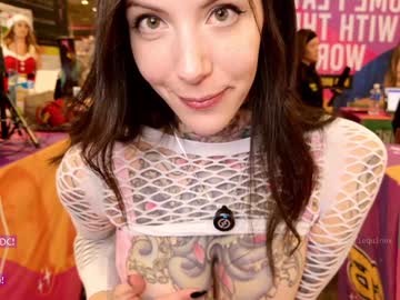 girl
        harliequinnx cam image #3767007