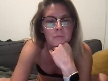girl
        z_oepeaches cam image #1963079
