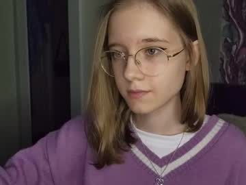 girl
        lowress cam image #4235681