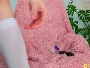 girl
        breeding_material cam image #4217256