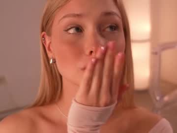 girl
        april_blush cam image #4408377