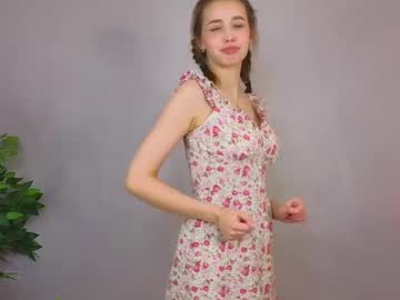 girl
        mialullaby cam image #3742892