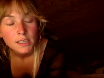 girl
        lunarosestone cam image #1714147