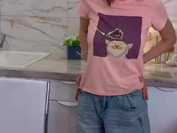girl
        lilianfootman cam image #3778903