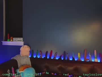 girl
        taylor_love_303 cam image #1826072