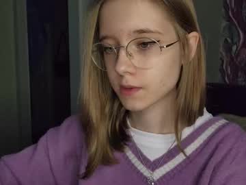 girl
        lowress cam image #4235758