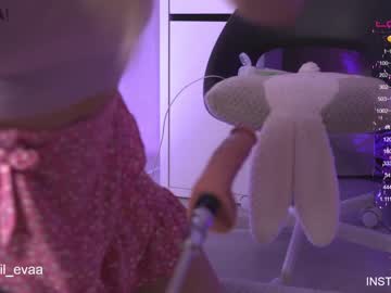 girl
        lil_eva cam image #189683