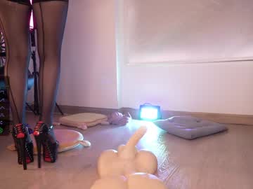 girl
        lau__1 cam image #2817949