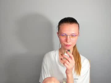 girl
        phoebepaw cam image #4249453