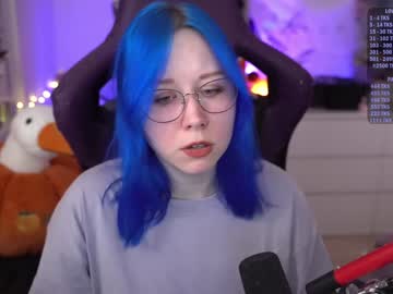 girl
        blue_mooncat cam image #3576538