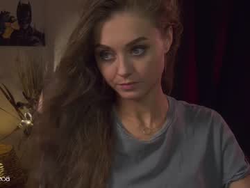 girl
        lettymoa cam image #1479538