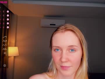 girl
        maxinedeary cam image #3205462