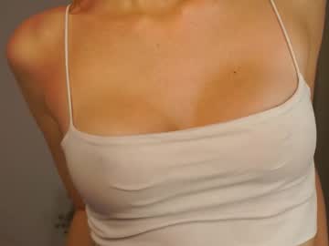 girl
        play__stations cam image #4086577