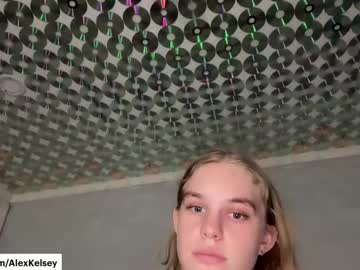 girl
        hellolanas cam image #4492000